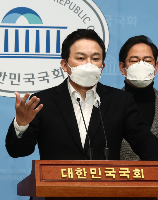 지난 12월16일 원희룡(왼쪽) 국민의힘 중앙선거대책위원회 정책총괄본부장이 서울 여의도 국회 소통관에서 이재명 더불어민주당 대선후보를 겨냥한 성남 대장동 택지개발 비리 의혹 관련 긴급 기자회견을 하고 있다.<국회사진기자단·연합뉴스>